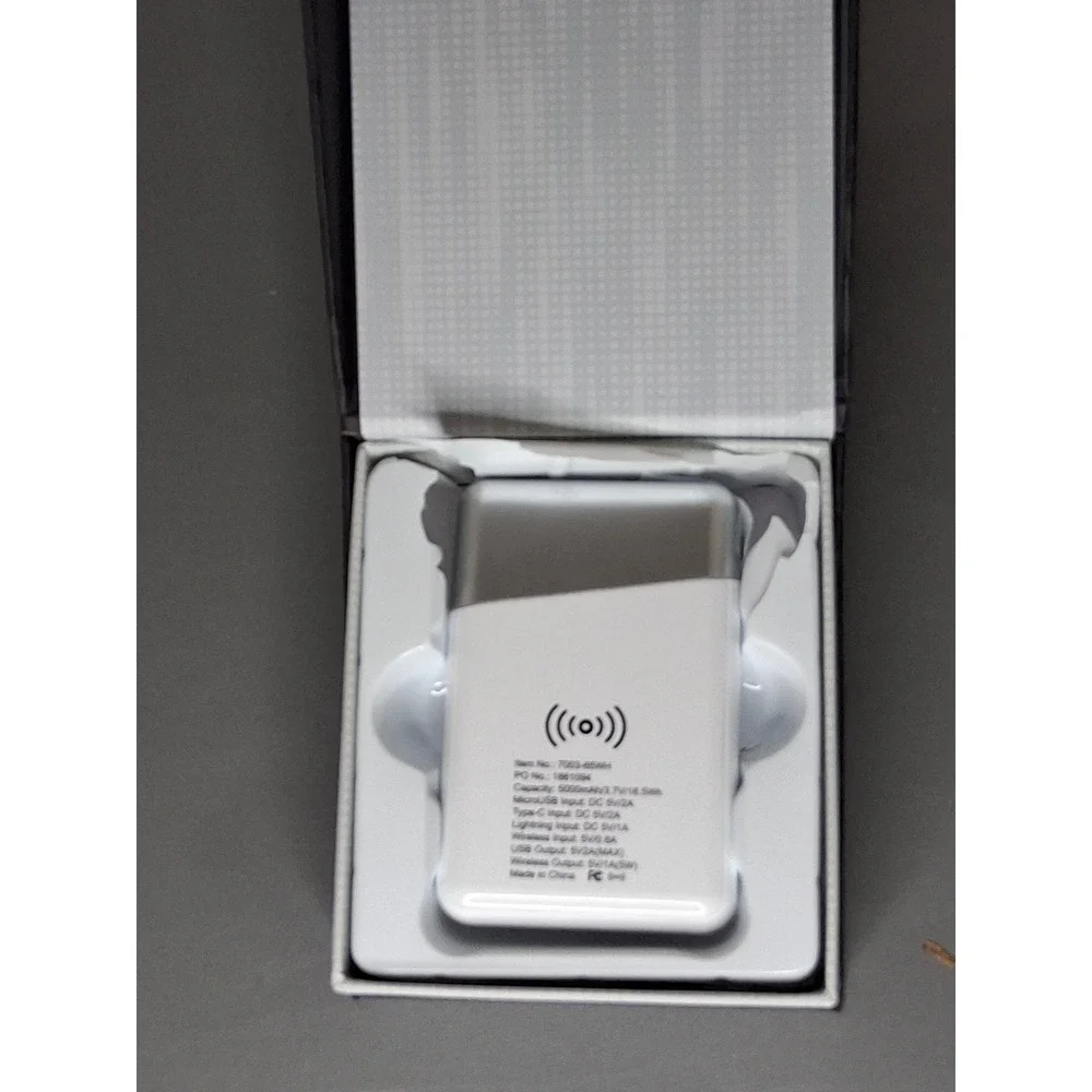 Absolut Vodka Zoom Covert 5000 mAh Wireless Power‎ Bank Portable Charger White